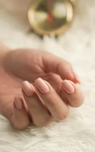 Doğal pembe kalıcı oje uygulanmış eller