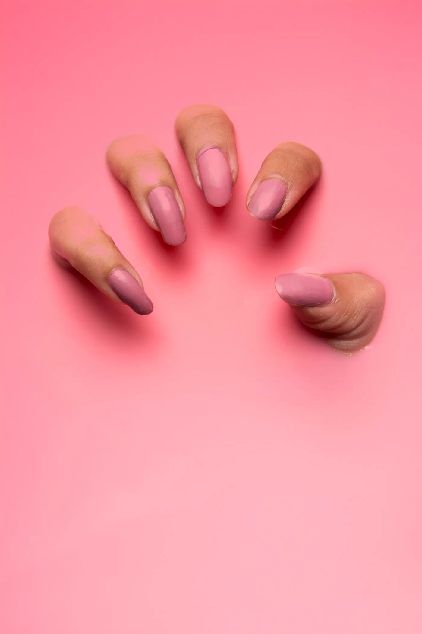 Antalya protez tırnak ve kalıcı oje, badem formunda kırmızı tırnaklar ve nail art