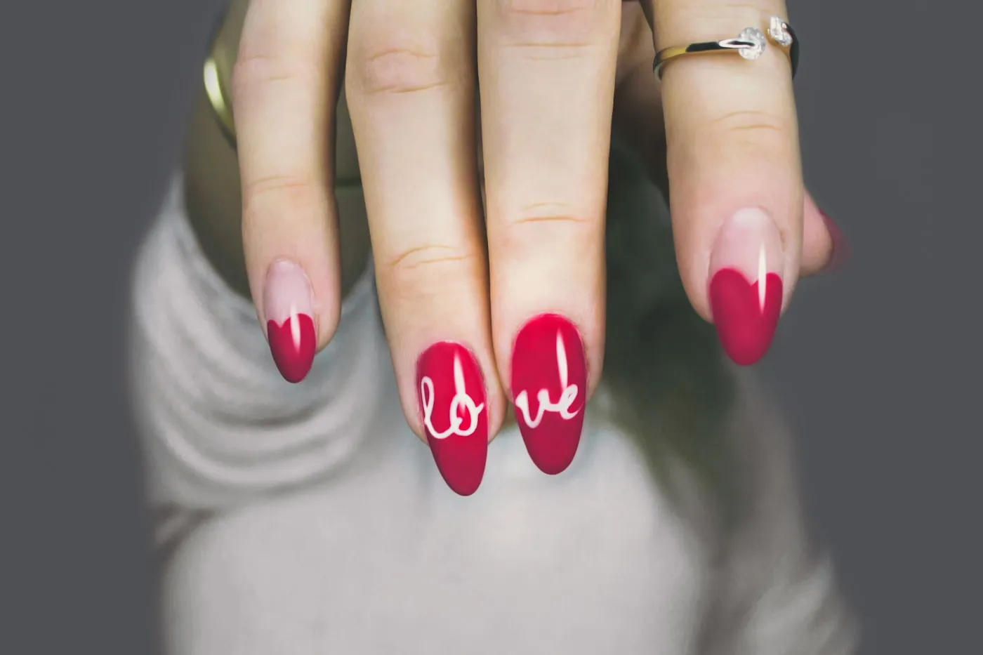 Antalya protez tırnak ve kalıcı oje, badem formunda kırmızı tırnaklar ve nail art