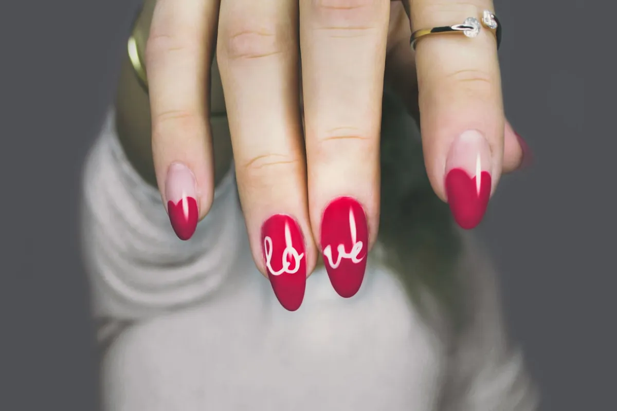 Antalya protez tırnak ve kalıcı oje, badem formunda kırmızı tırnaklar ve nail art